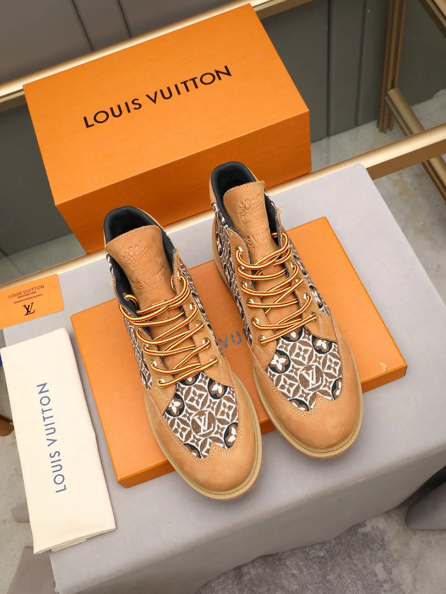 PP460 LOUIS VUITTON ss25 LV donkey brand new thick-soled lace-up big-toe shoes men's casual shoes high-top short boots. These boots are crafted from top-grain calf leather for a lightweight and comfortable fit. The thick EVA outsole is embellished with eye-catching ridges, and the trendy attitude of being both strong and soft makes it an everyday choice. ✔Upper: imported first-layer cowhide ✔Inner lining: sheep lining ✔Outsole: original molded outsole Size: 38-44 (45 customized)